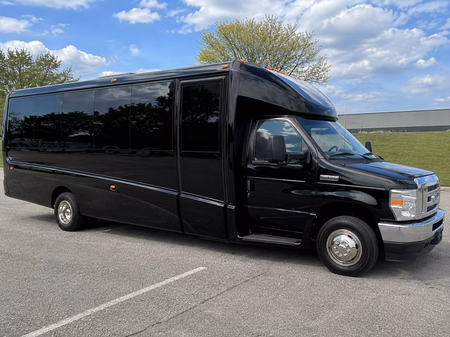 bus rentals for groups heading to deep ellum music venues